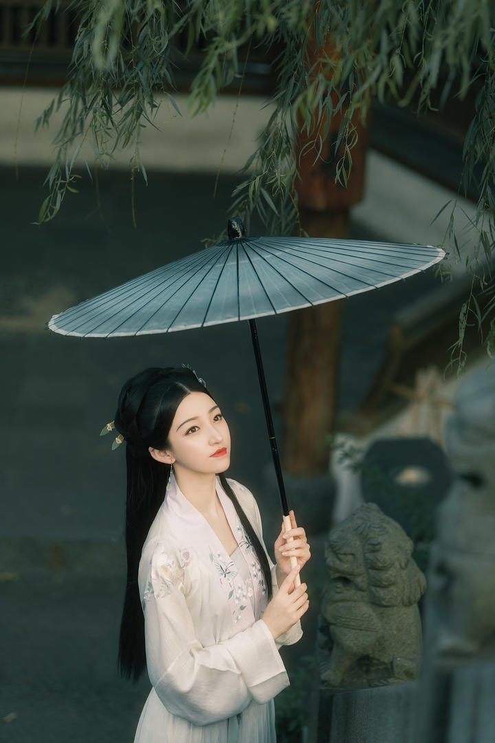 长发及腰的江南古装美女写真图片