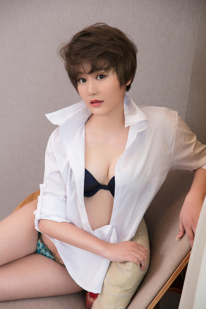 极品高清gogo人体艺术短发美女瑶瑶穿性感衬衣写真图片
