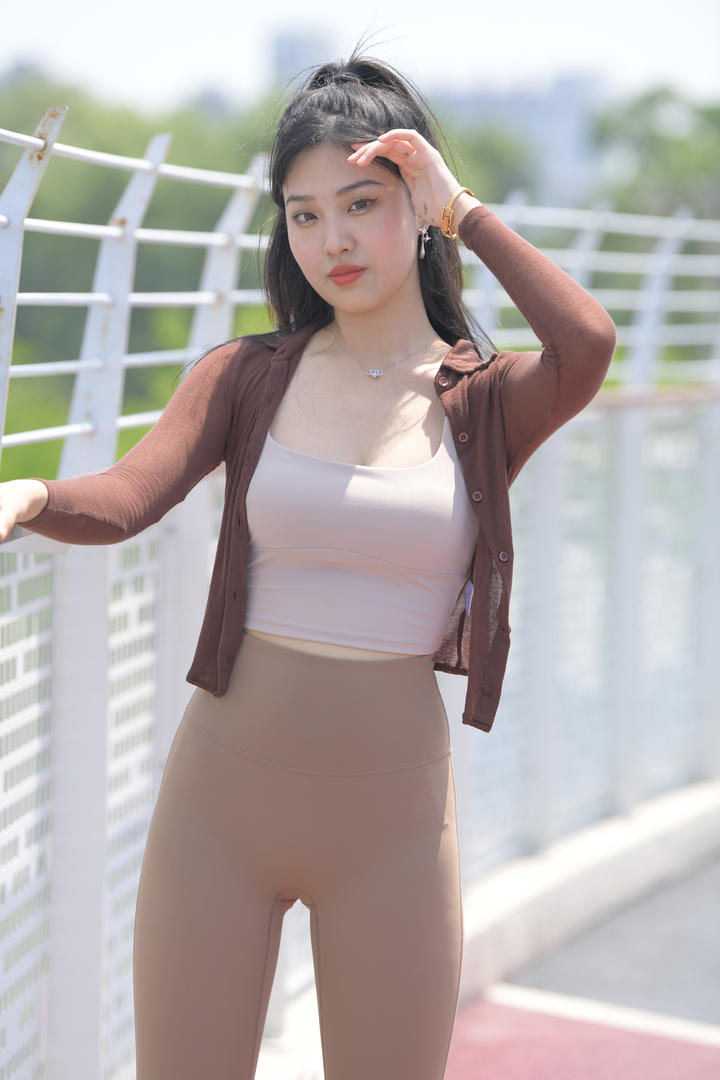 尤果网紧身鲨鱼裤美女模特高清街拍写真套图