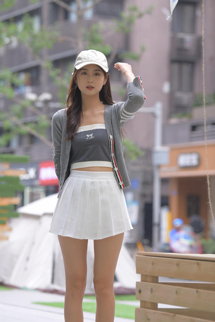 青春靓丽的韩国超短裙美女模特街拍写真图片