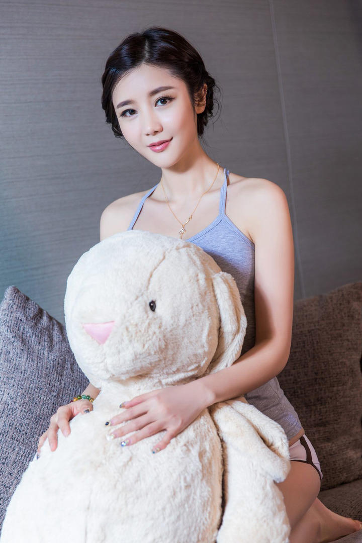抱着玩偶的极品气质女生写真