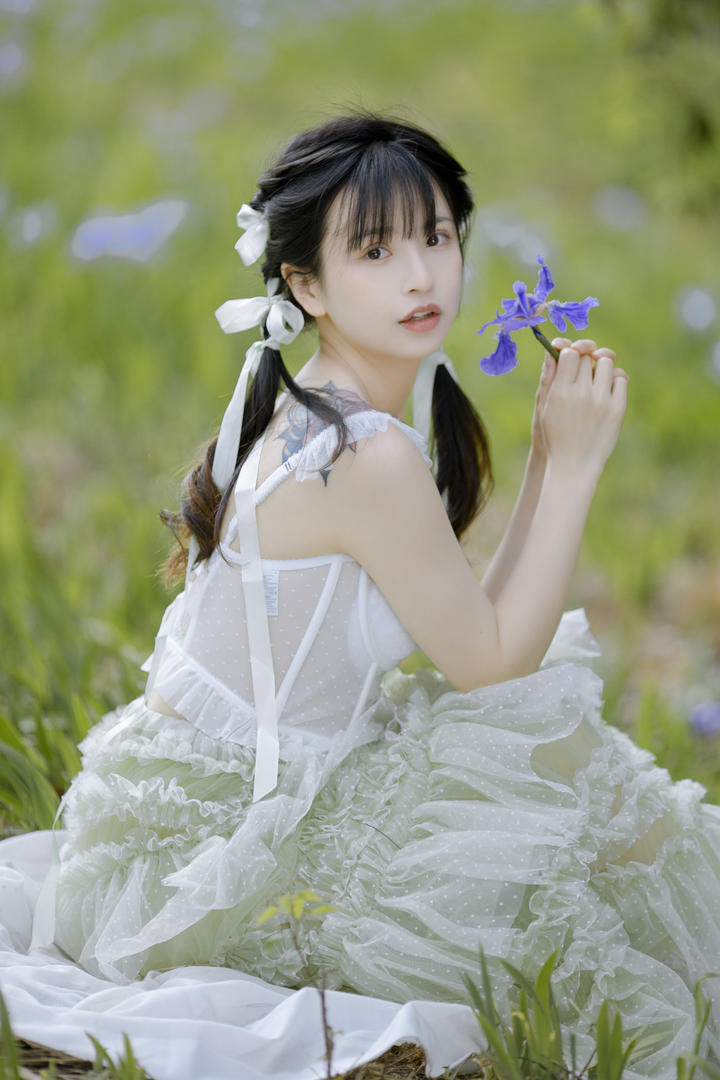 手拿鲜花的养眼甜美女孩唯美高清手机壁纸图片下载