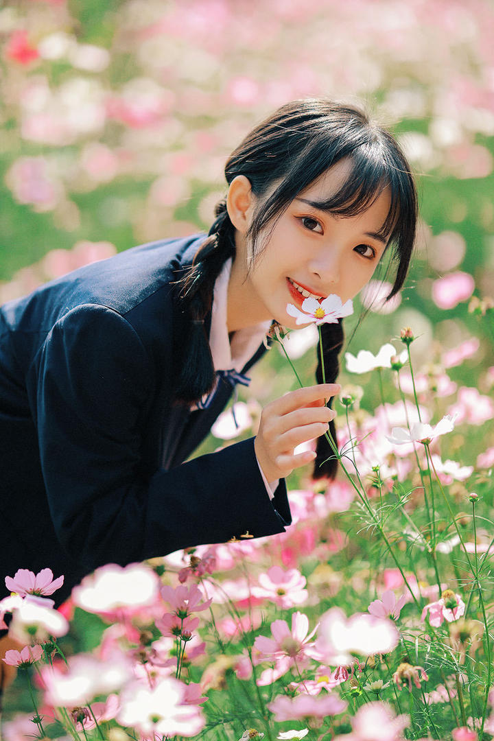 赏花的清纯美女学生摄影图片