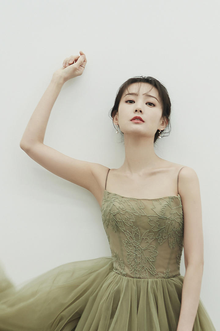 举起手的长裙美女明星李一桐