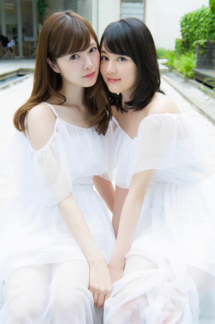 抱在一起的日本靓丽姐妹花美女人像艺术摄影图片
