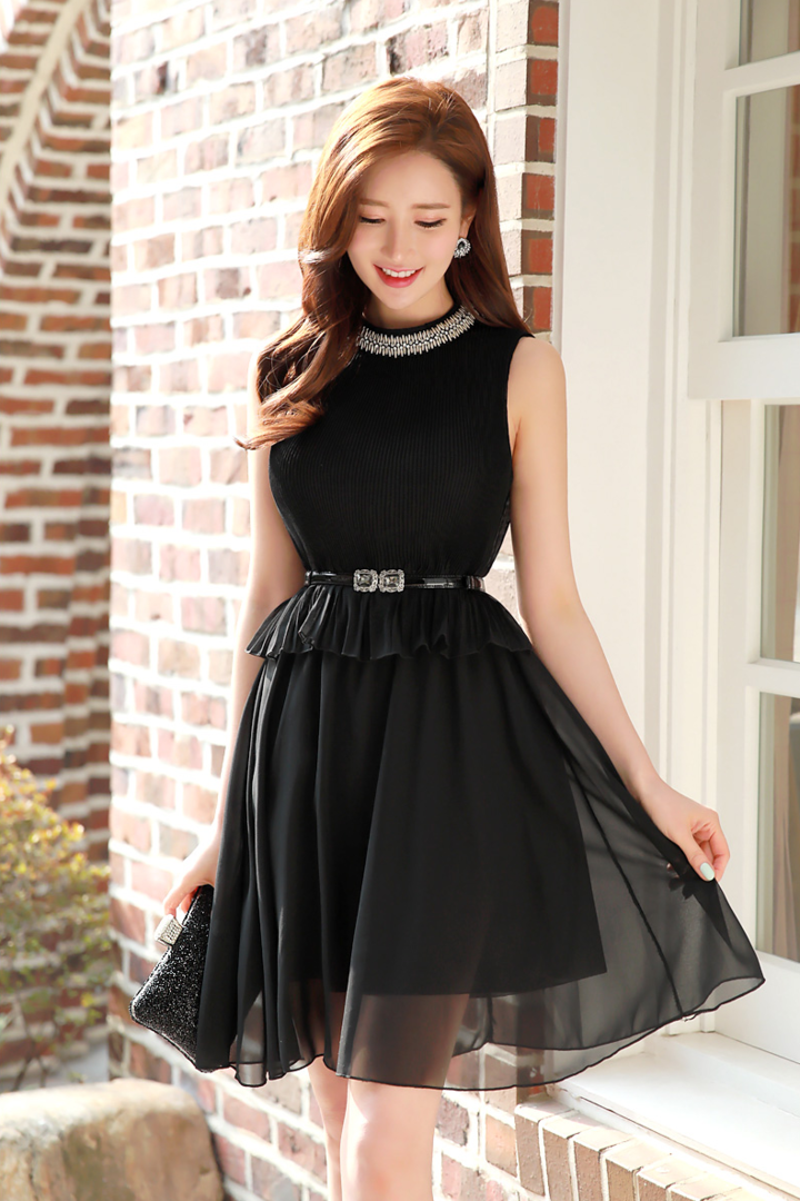 穿着黑色长裙的韩国高清美女李妍静图片