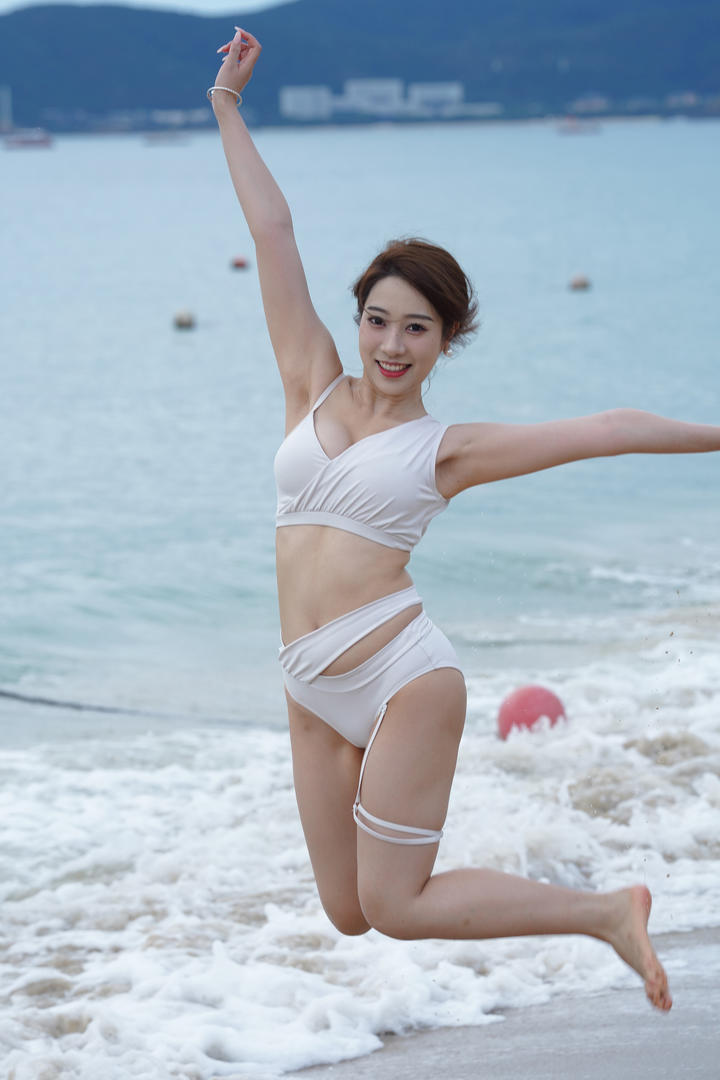 90后美女泳装美女海边放飞自我图片