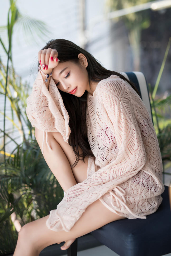 坐在椅子上的极品性感美腿美女图片
