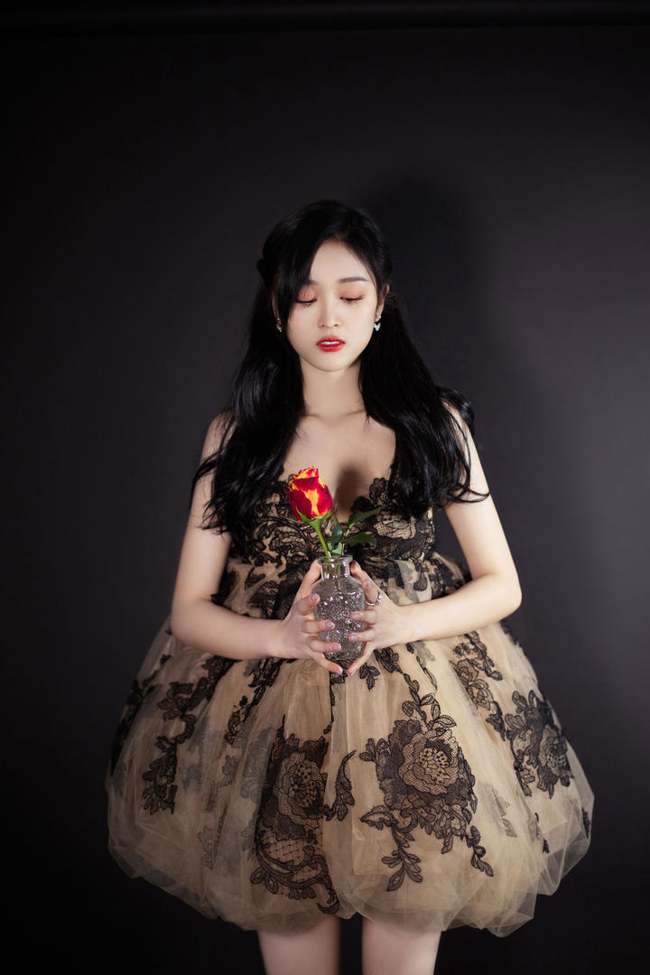 捧着花朵的气质女明星吴宣仪艺术照图片