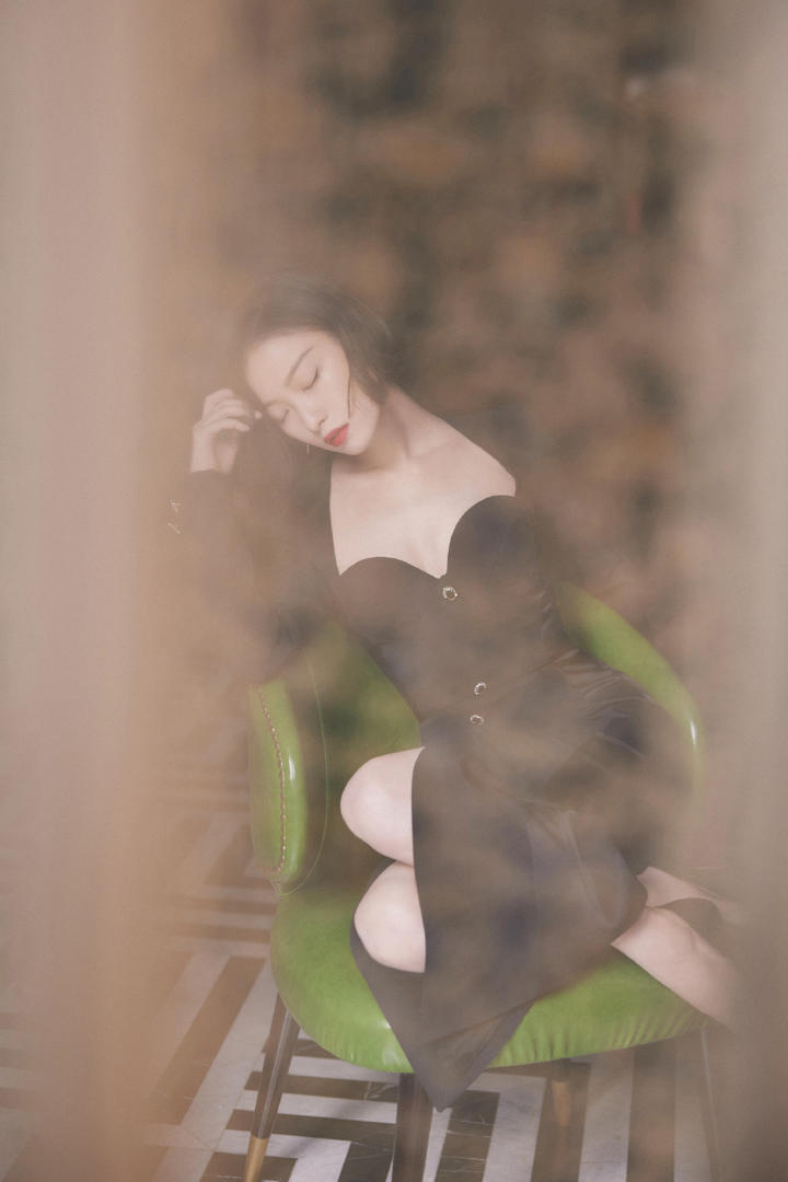倪妮红唇抹胸裙性感写真图片