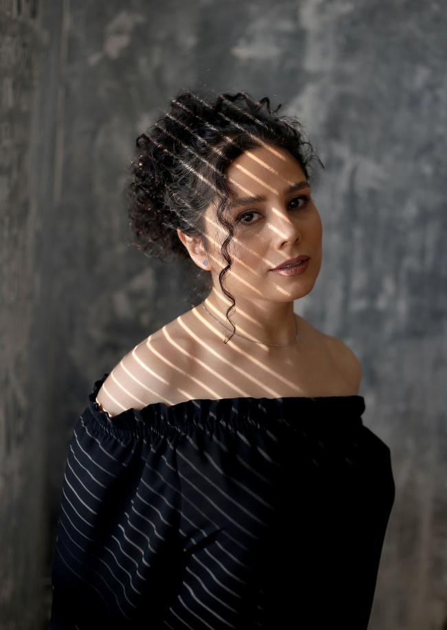 光影艺术欧美一字肩美女人体艺术图片