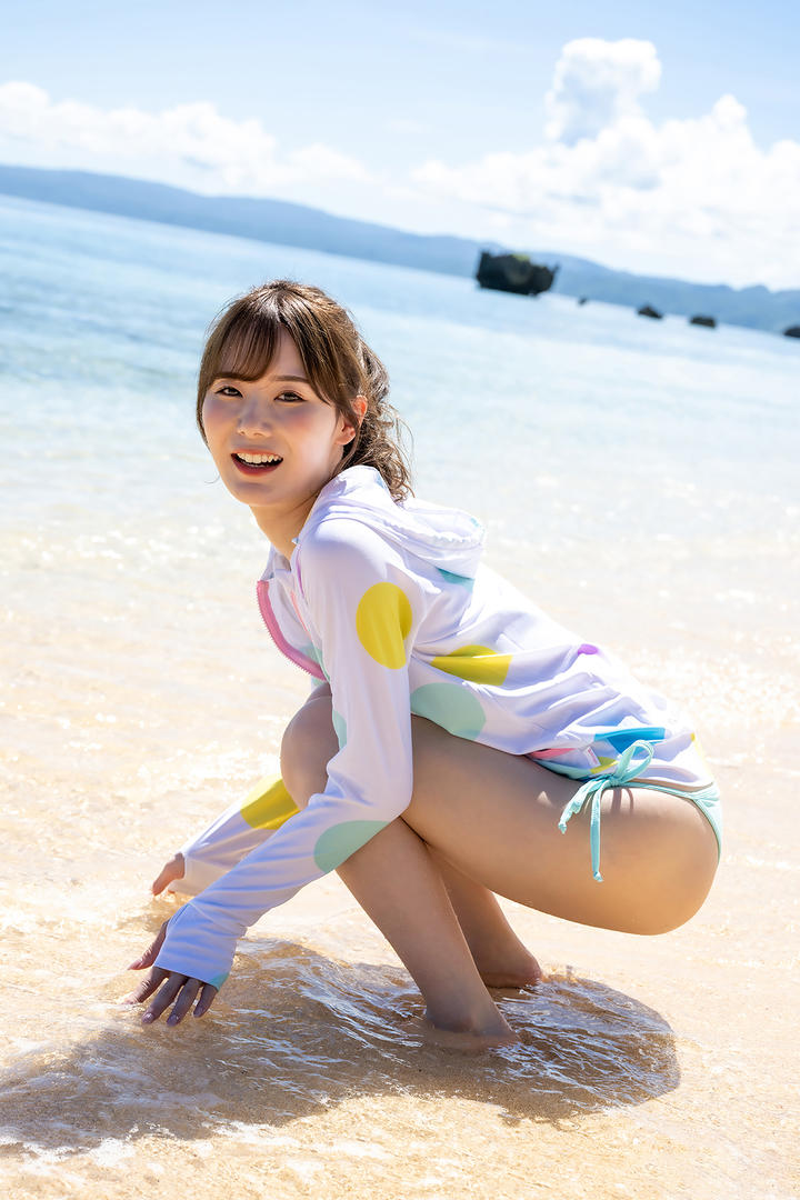 沙滩玩水的极品外围女模特比基尼写真图片