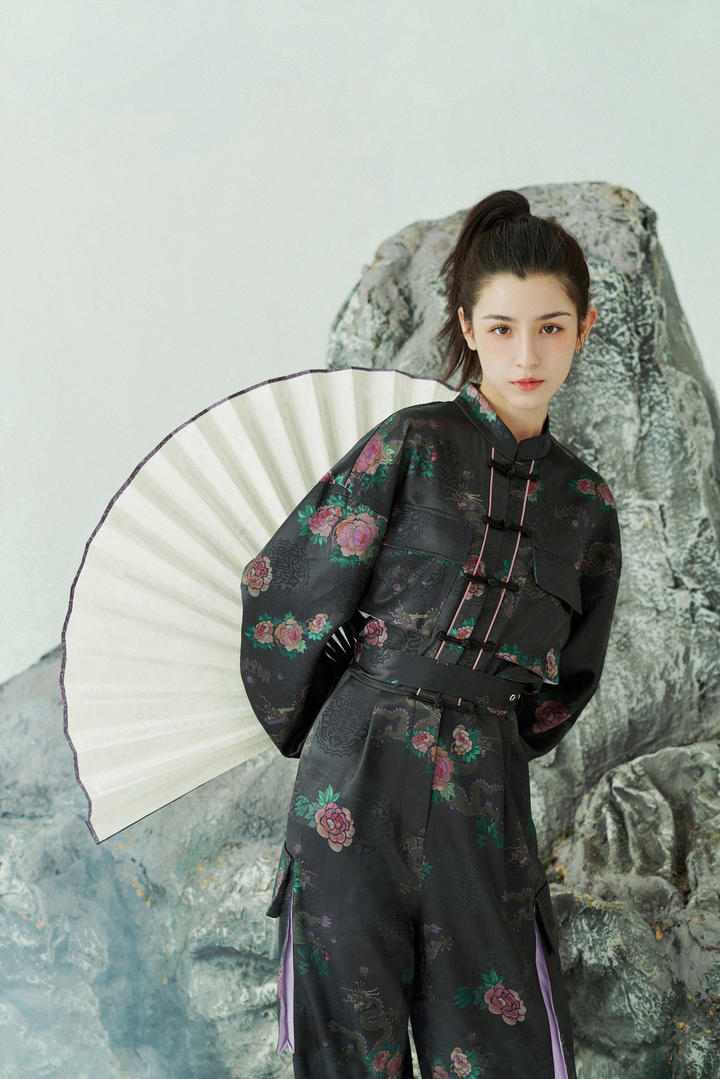 古典新疆美女哈尼克孜图片