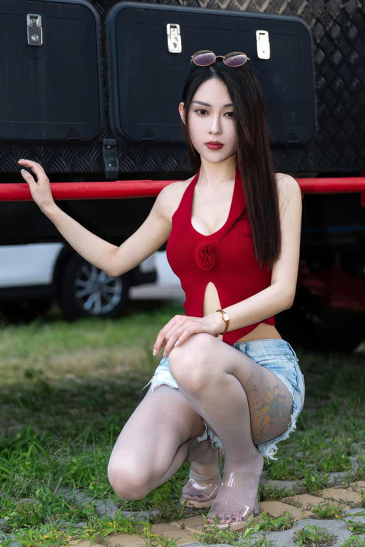 蹲在草地上的美女裤里丝性感写真图片