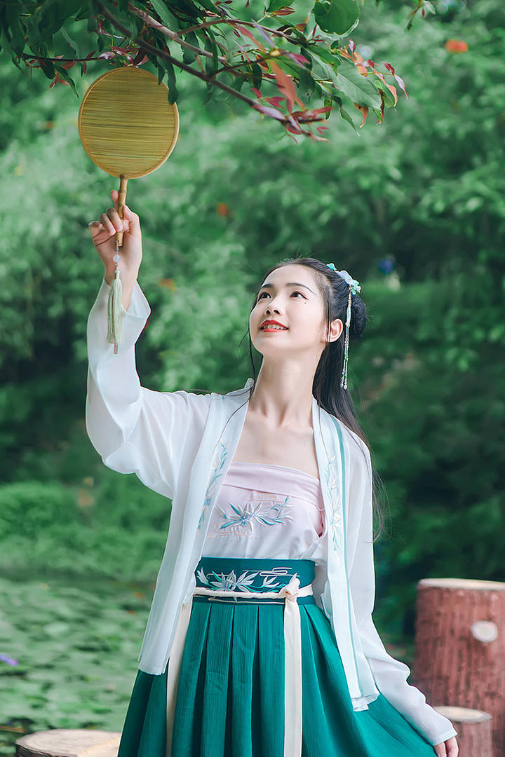 站在树下的高清养眼古装美女艺术摄影图片