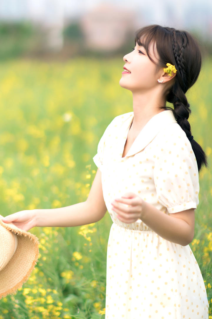 站在油菜花田小清新美女艺术写真高清图片下载