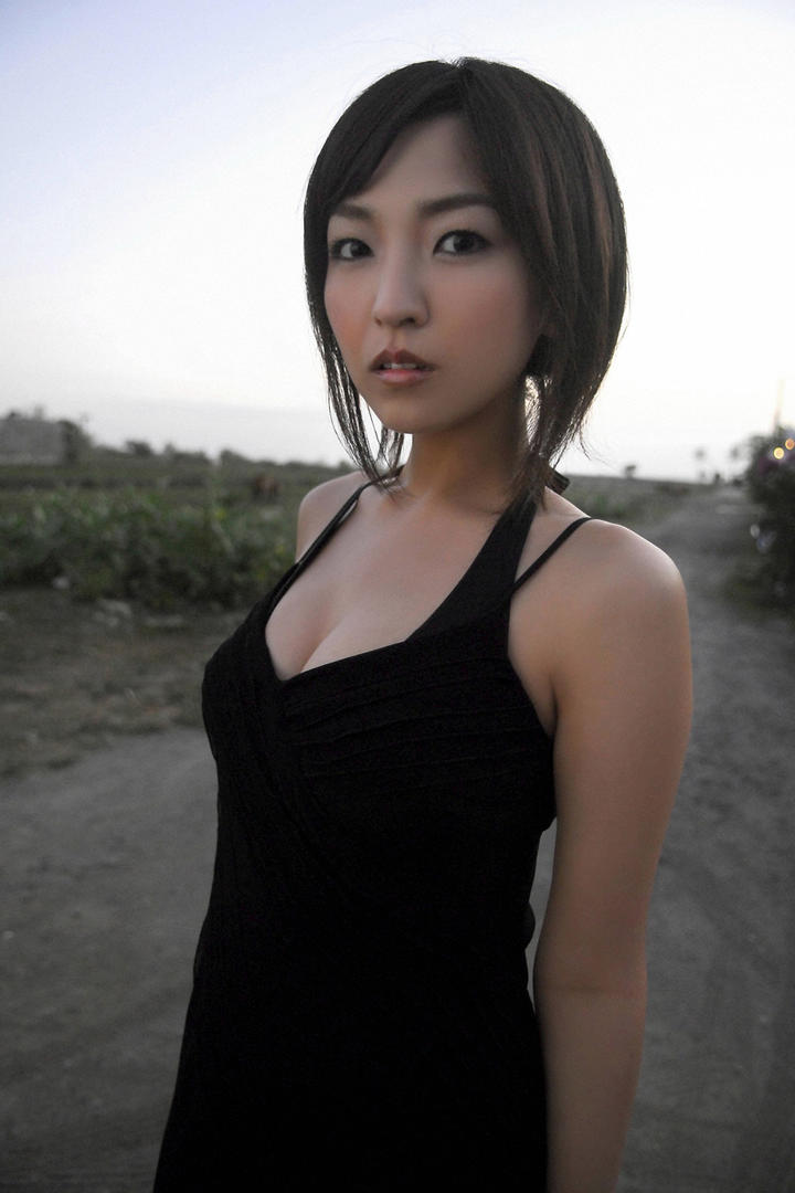 日本性感泳装美女户外摄影写真图片