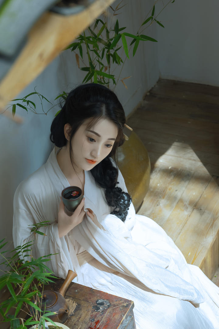 品茶的白色古装美女禅意意境摄影图片