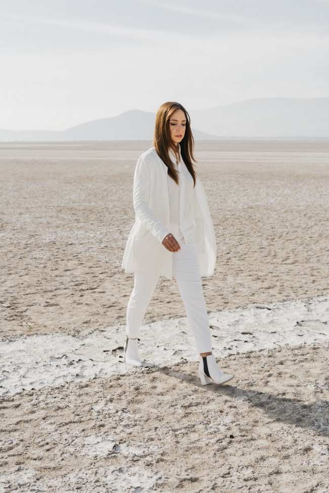 白色套装穿搭美女写真图片