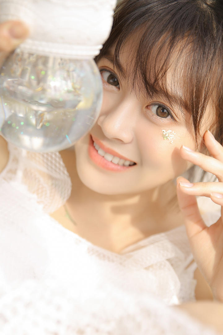 拿着水晶球的极品清纯美女图片