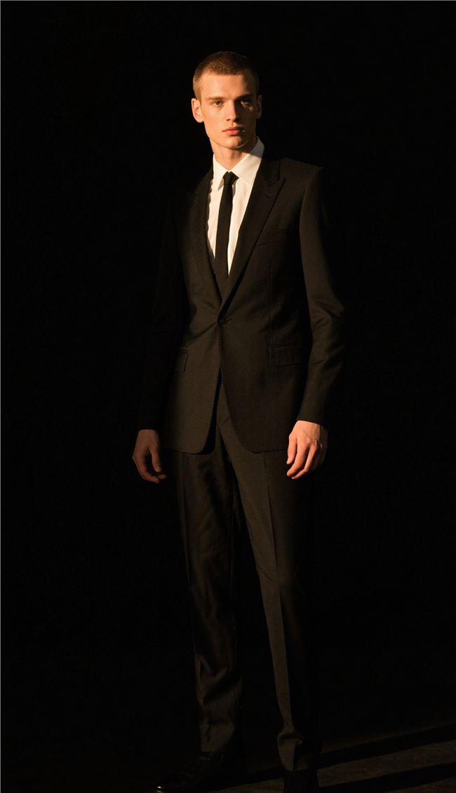 欧美年轻帅气黑色西装帅哥图片