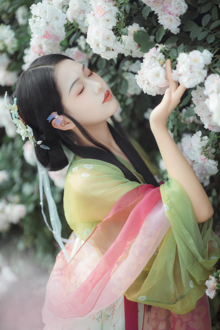 户外赏花的清纯唯美古风美女头像图片