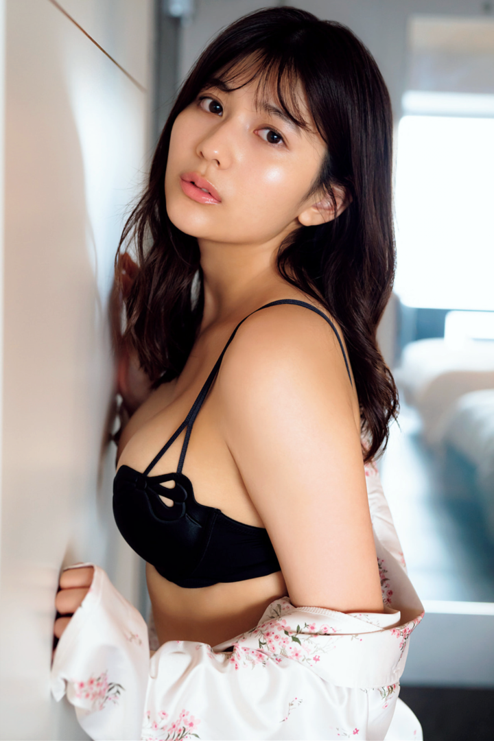 趴在墙上的日本成熟美女798艺术课模特照片