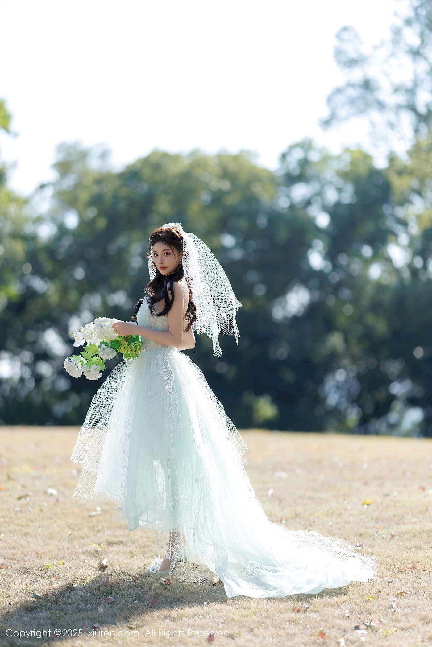秀人网女神杨晨晨Yome白色情趣搭配白色丝袜性感写真