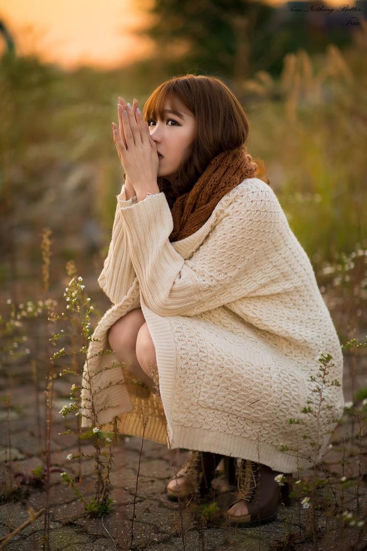 蹲在地上的韩国美女明星李恩慧写真图片