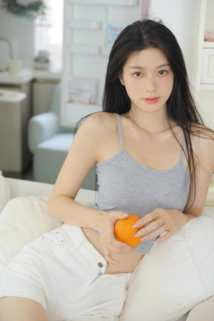 吃橘子的清纯A4腰美女图片专区