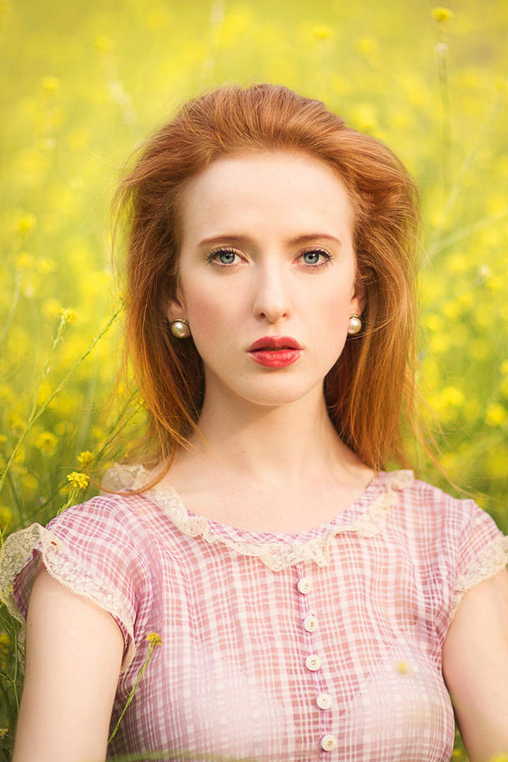 花丛中的欧美美女写真图片