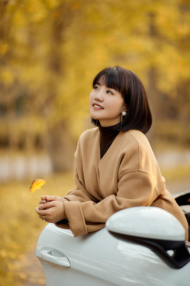 清纯短发美女车模唯美艺术照图片