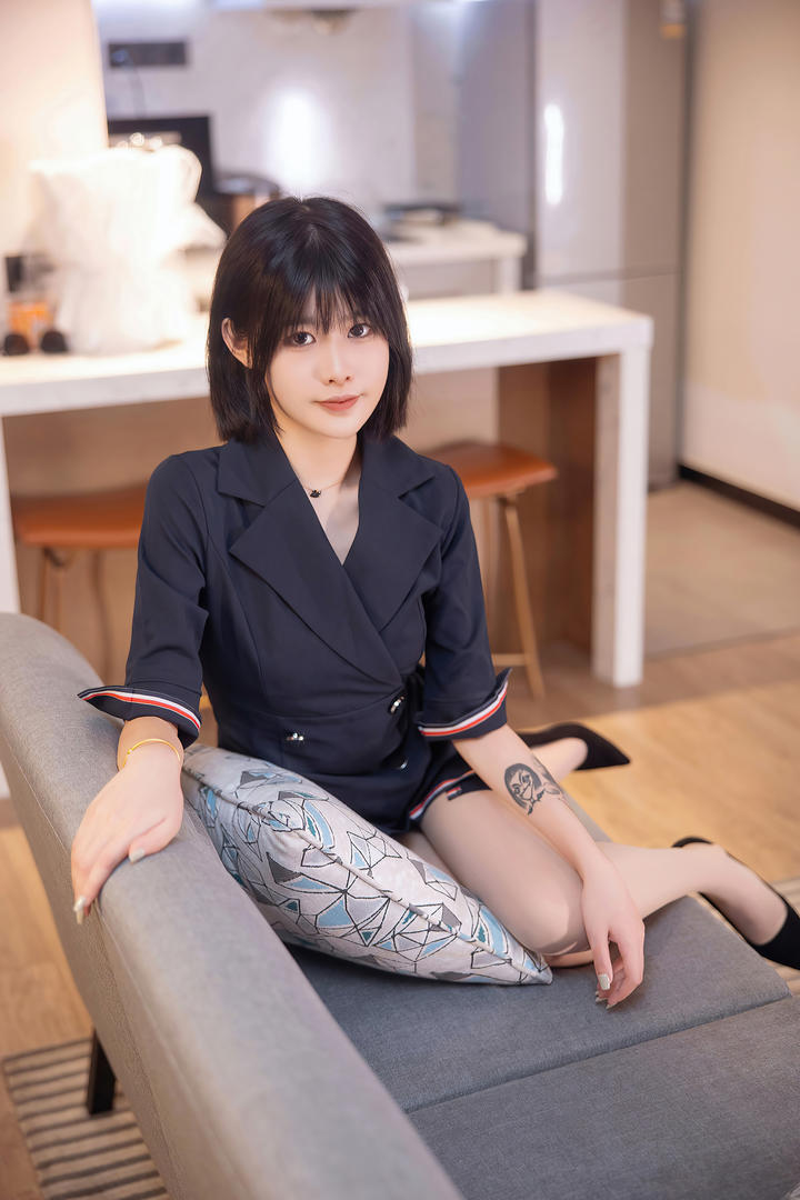 靓丽短发美女空姐福利私拍套图
