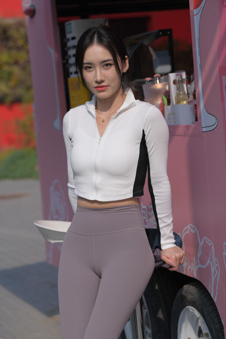 国产精选紧身瑜伽裤运动bra街拍美女大全