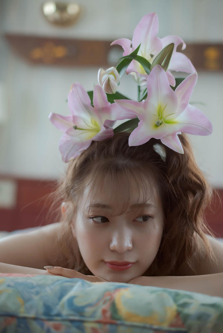 头上长出花朵的日本美女写真图片
