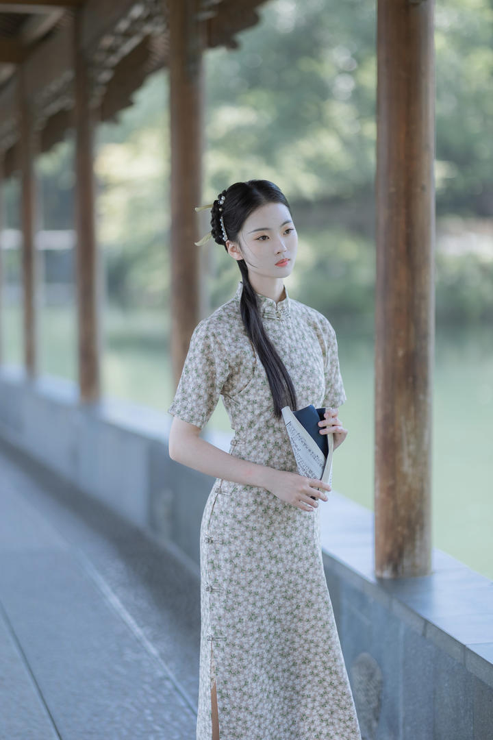小家碧玉旗袍美女写真图片