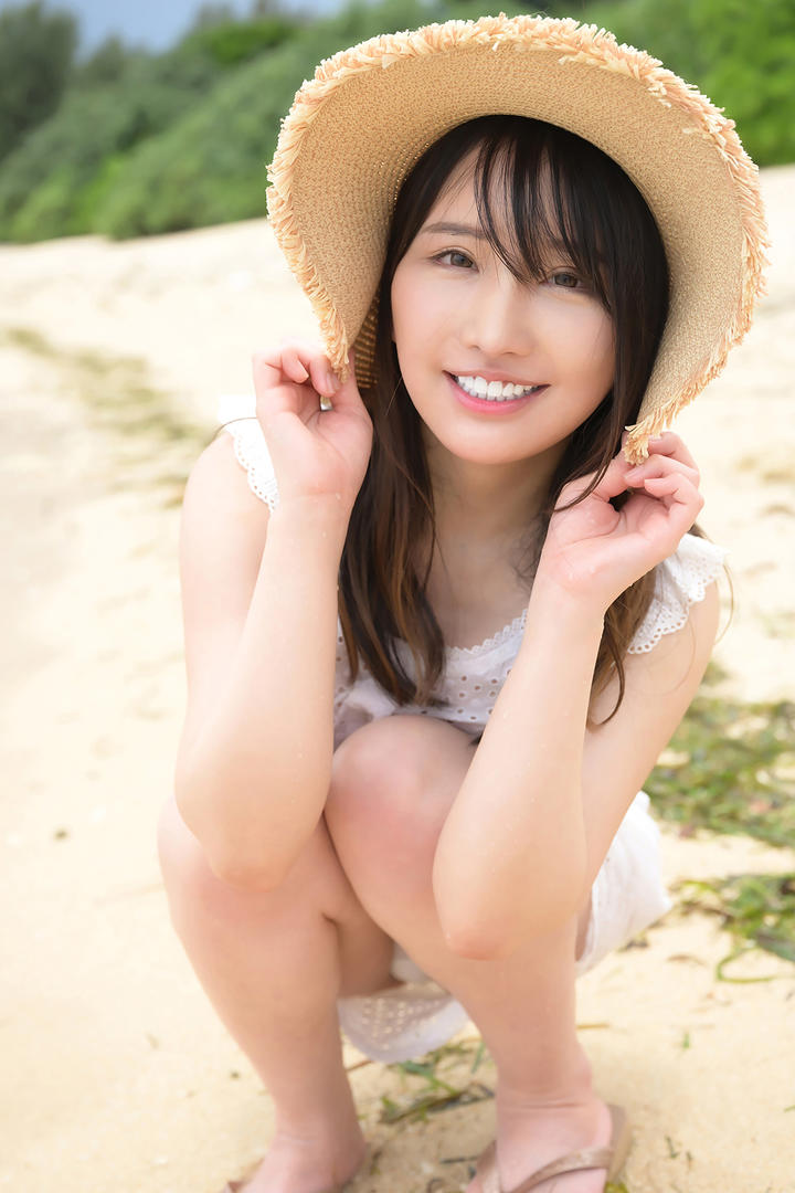 蹲在沙滩上的日本清纯美女唯美壁纸图片