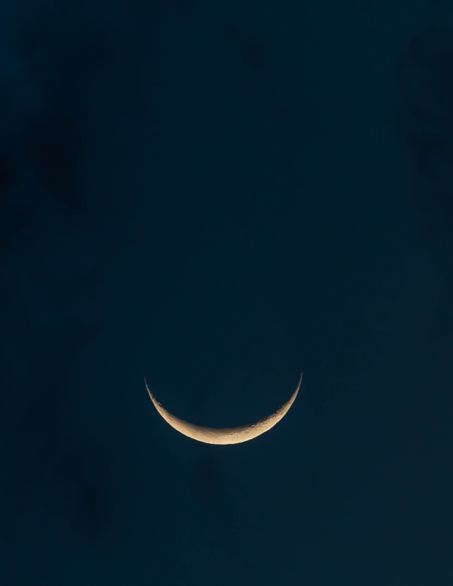 下弦月夜空图片