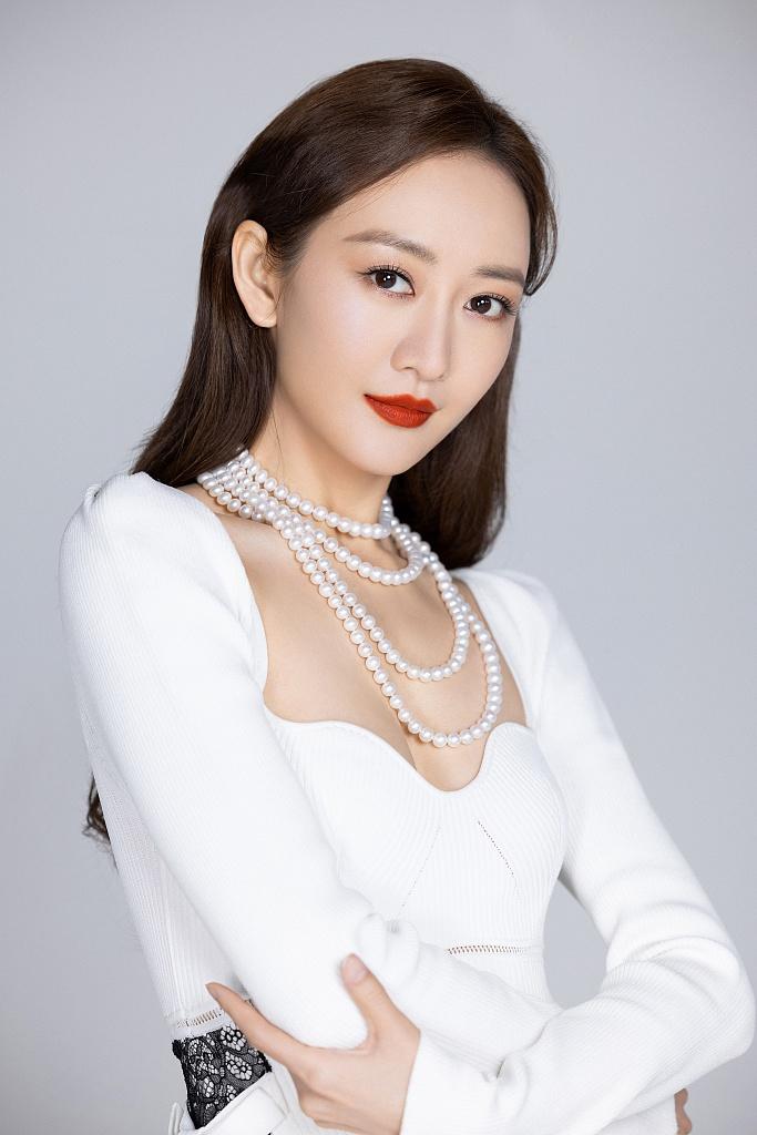 中国美女明星王鸥白色低胸毛衣美女性感写真图片