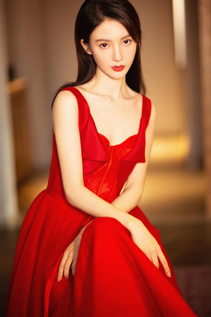 一身大红色礼服的美女明星金晨高清写真图片