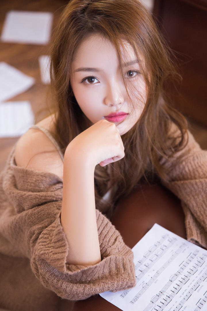 看乐谱的高颜值美女主播美女手机壁纸图片