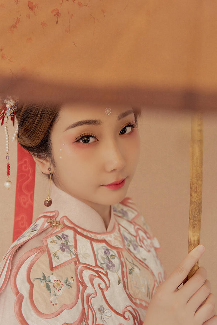 撑伞的唯美漂亮古装美女艺术照