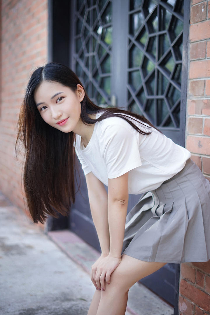 靠在栏杆上的超短裙美女卡柔图片
