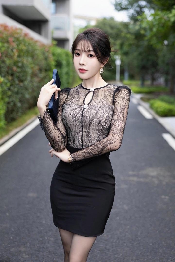穿黑色包臀裙的极品美女秘书徐莉芝性感诱惑写真图片