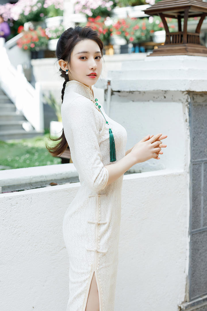 街拍养眼古风旗袍美女刘奕宁写真图片