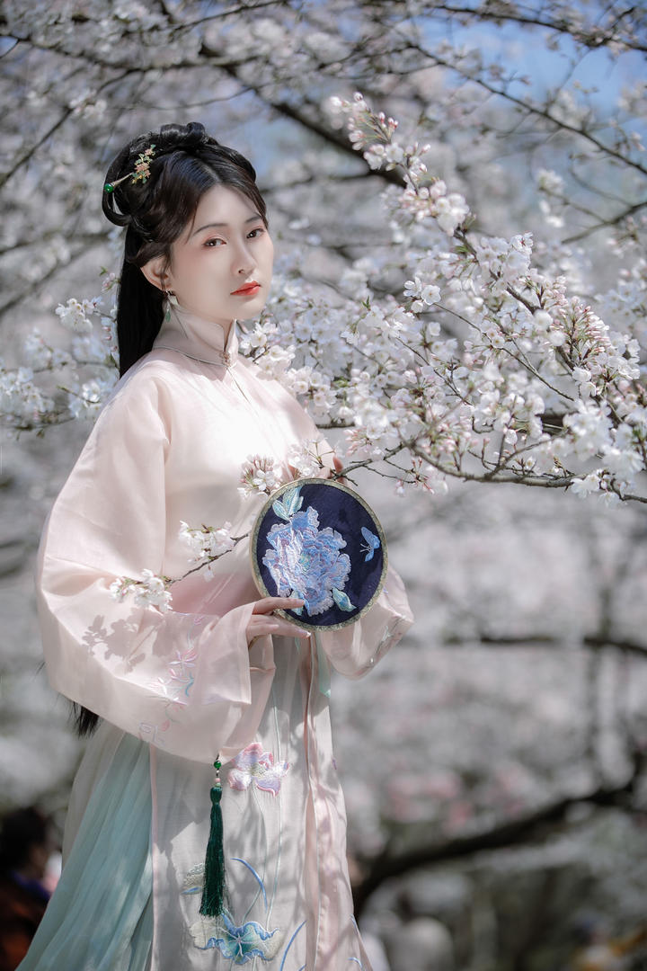 中国古风古韵美女户外赏花艺术写真图片