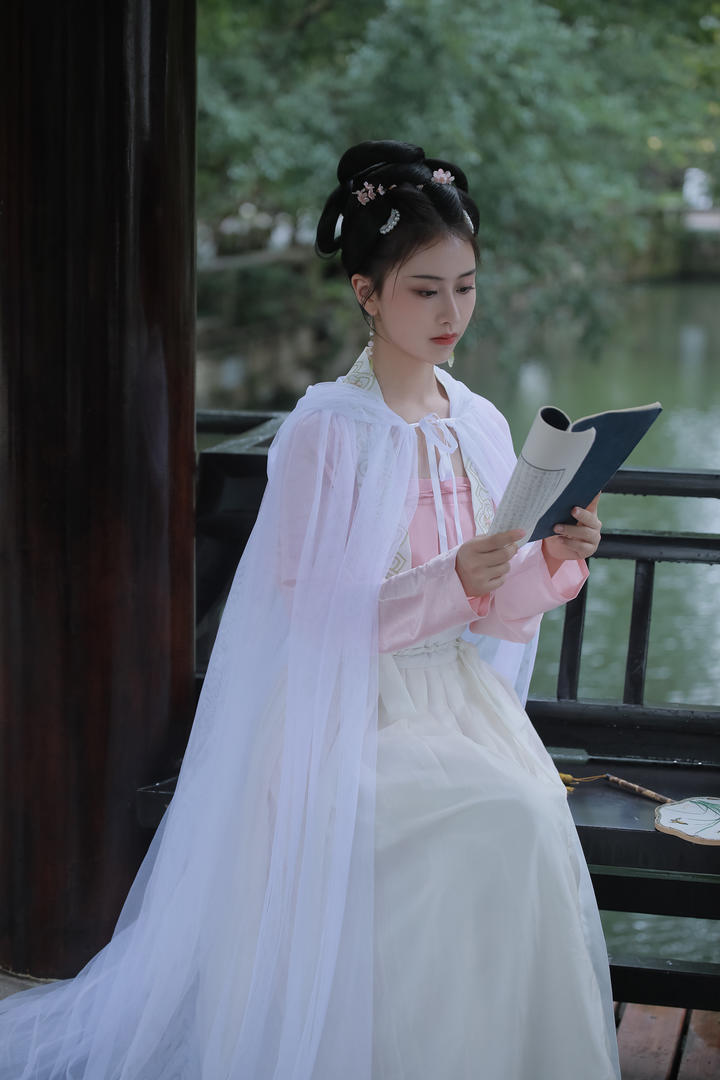 阅读诗书的气质古装美女个人艺术写真照片