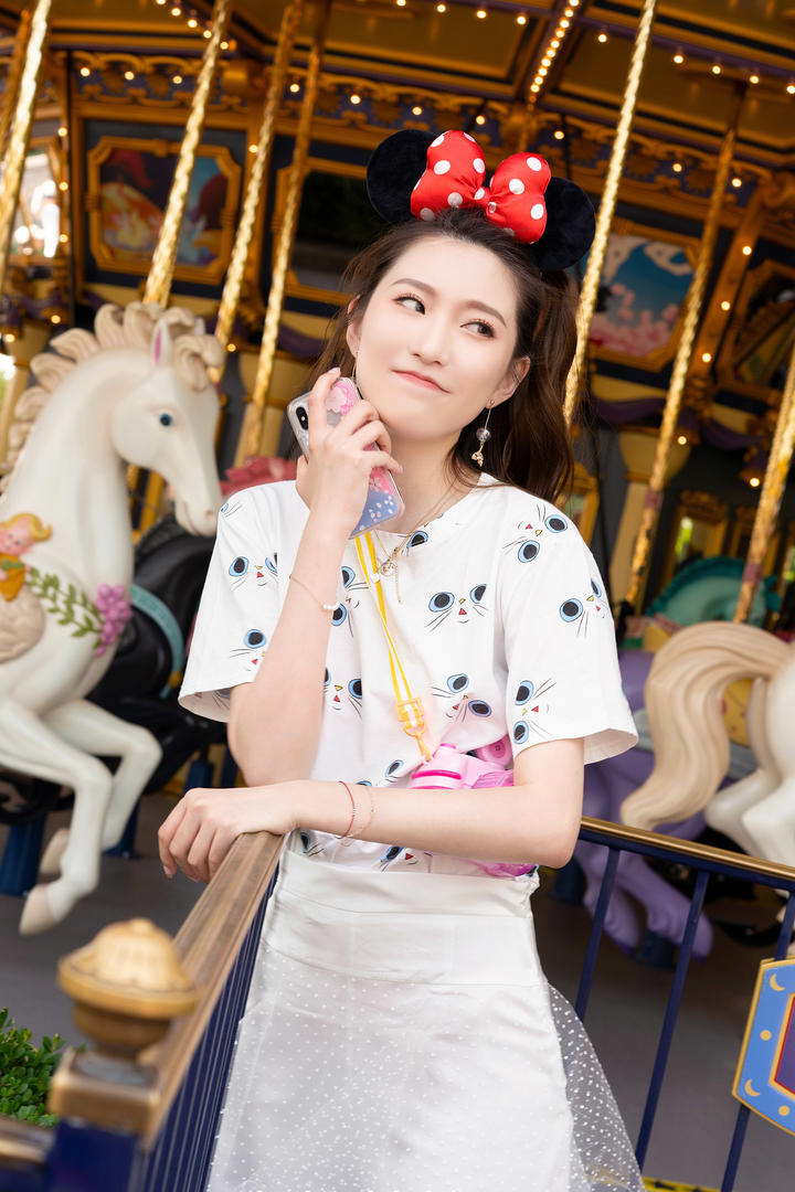 古灵精怪的可爱美女芊芊好看美女壁纸大图下载