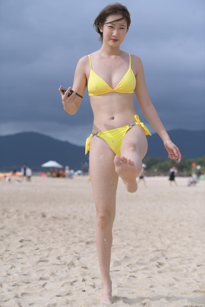 黄色比基尼性感美女模特高清人体摄影写真图片
