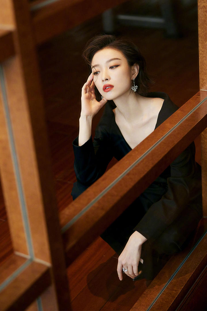 蹲在地上的高清短发美女明星倪妮图片